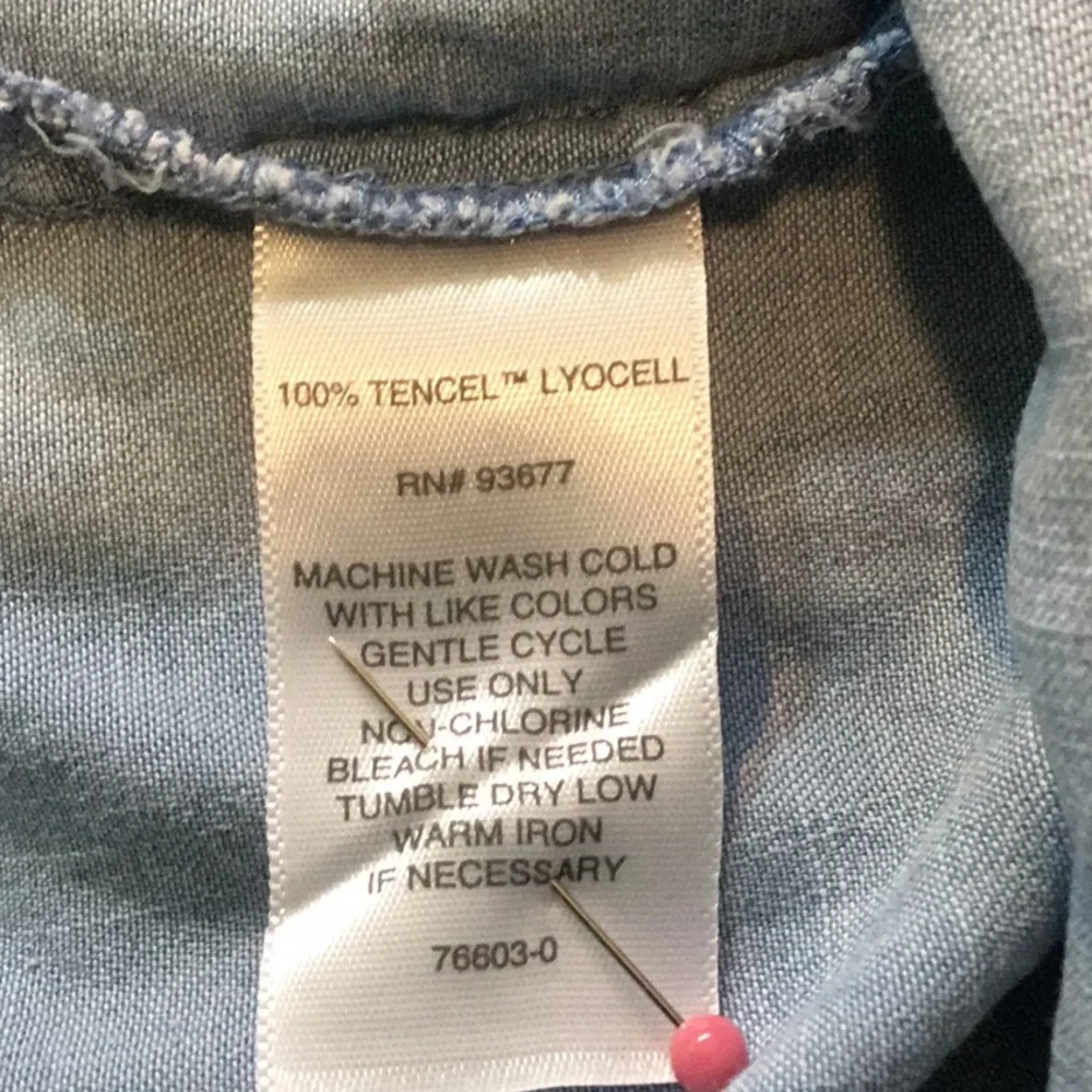 Liz Claiborne Chambray V-Neck Roll-Tab Tunic in Light Blue - Picture 5 of 5